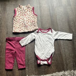 Size 0-3 months Chick Pea 3 piece set. Gently used never been worn.